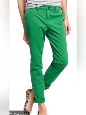 GAP broken in straight leg khaki pants in Kelly green
